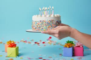 איך לקשט עוגת יום הולדת?